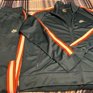 Nice Nike track suit no rips no torn like new 2xl bottom and top
